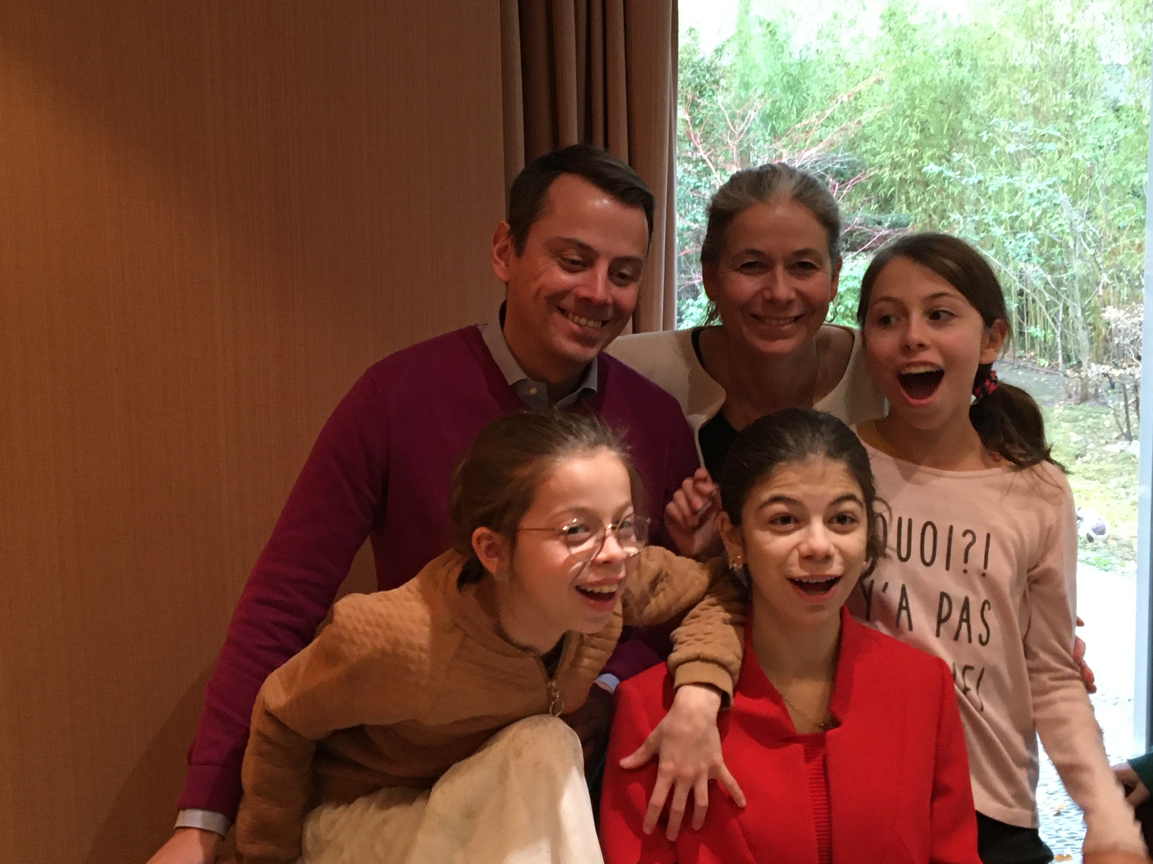 Photo de famille au restaurant