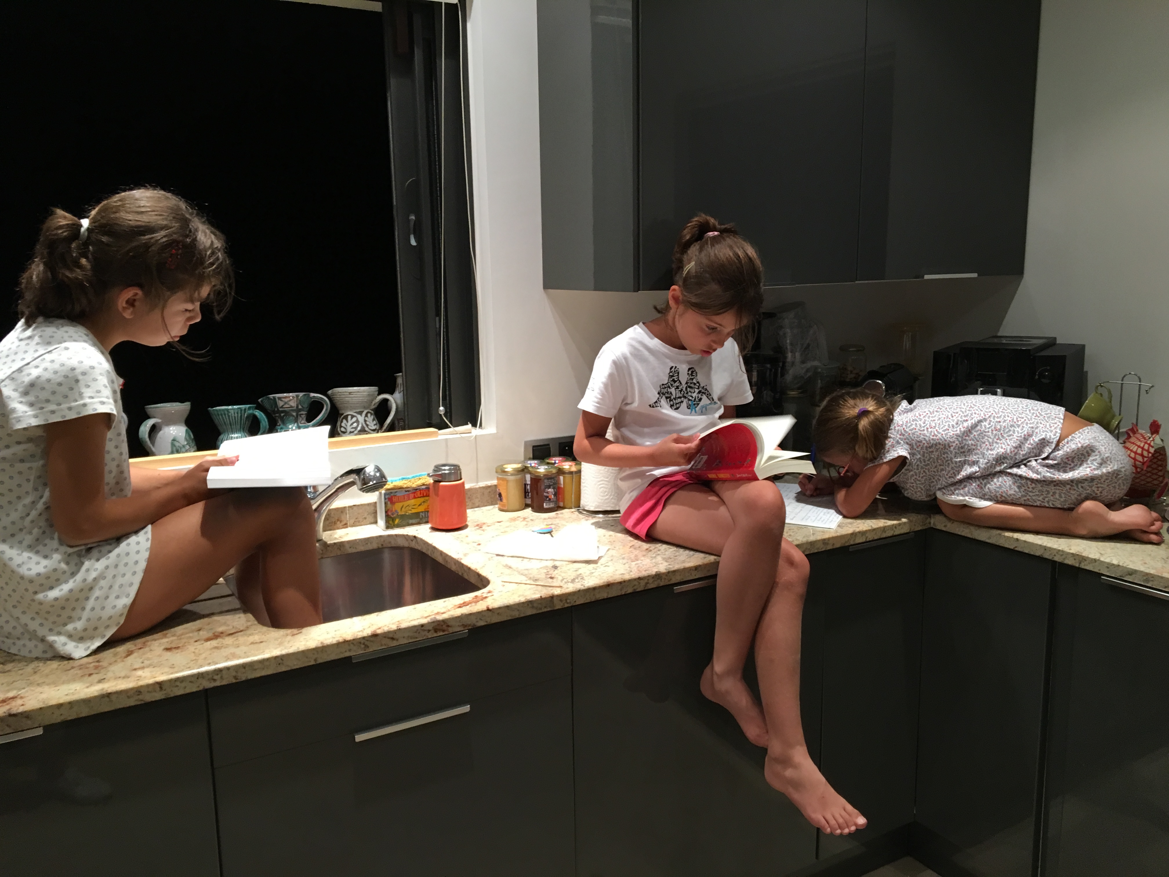 Les sœurs sur le plan de travail